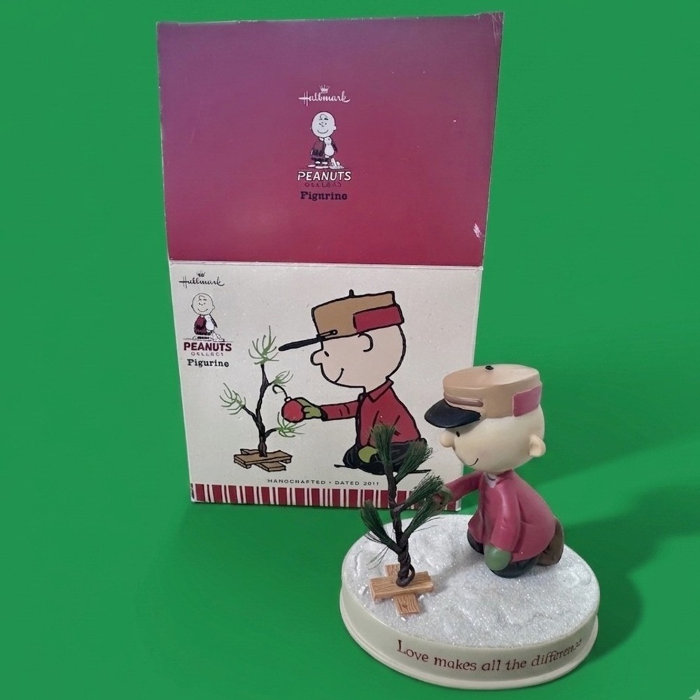 Hallmark Peanuts Figurine Charlie Brown Christmas Tree 2011 Red Tan Holiday Box